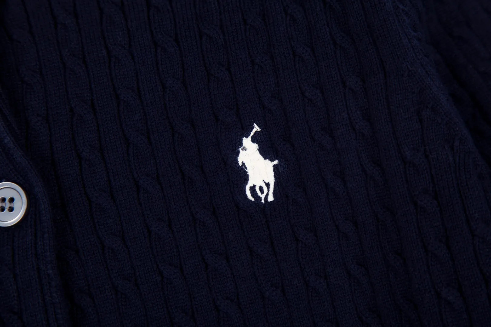 P196 White background picture [Evergreen for all seasons] Style number: 25123# Color: black/navy blue/almond/white Size: S-XL - Ralph Lauren/Ralph Lauren 2025FW Zhao Lusi's same solid color logo knitted versatile fine twist knitted buttoned long-sleeved cardigan - RL's classic fine twist cardigan 21S quality cotton yarn A cardigan that can be worn in all seasons Can be matched inside or outside Simple and clean basic color matching The upper body is clean and flawless. The comfort brought by imported cotton yarn is soft. An item that cannot be rejected.